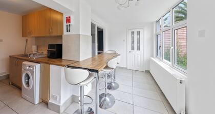 Leslie Road Retreat - Charming 4-bed House