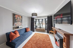 Living area - Leslie Road Retreat - Charming 4-bed House (Gillingham)