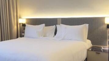 Caja de seguridad en la habitación y cortinas blackout