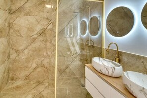 Douche, séchoir à cheveux, serviettes fournies