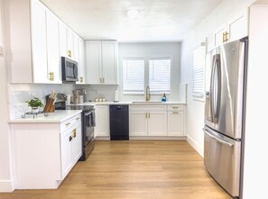 電子レンジ、オーブン、食器洗い機、コーヒー / ティーメーカー