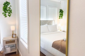2 chambres, fer et planche à repasser, lit de bébé portatif