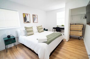 Fer et planche à repasser, lit parapluie, Wi-Fi gratuit, draps fournis