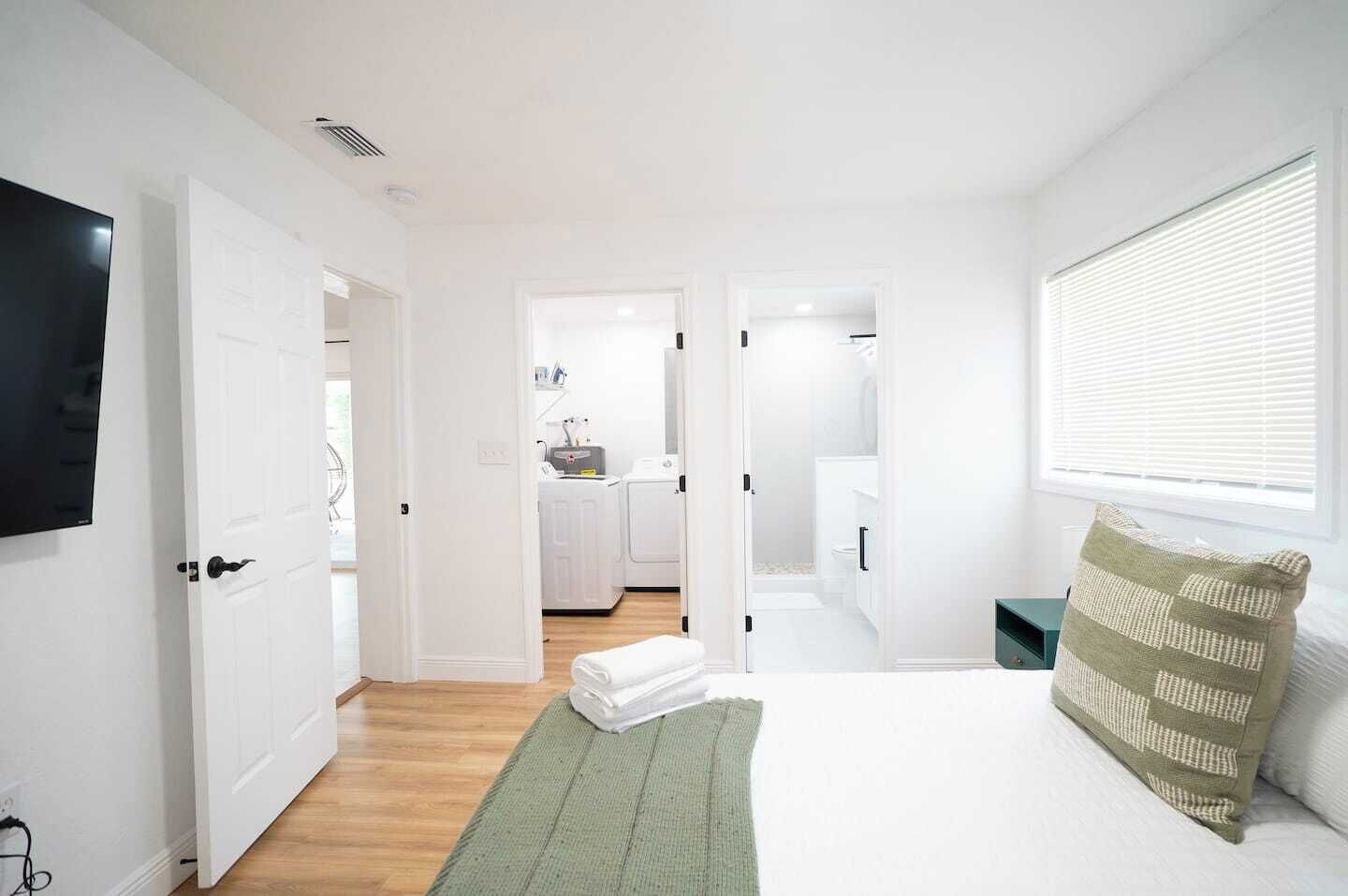 Tabla de planchar con plancha, cuna de viaje, wifi gratis y ropa de cama