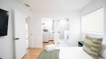 Tabla de planchar con plancha, cuna de viaje, wifi gratis y ropa de cama