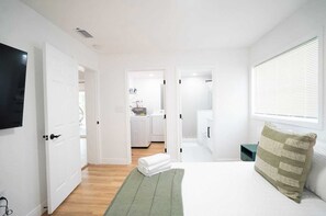 Fer et planche à repasser, lit parapluie, Wi-Fi gratuit, draps fournis