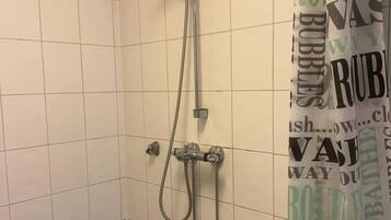 Shared Dormitory, 3 Bedrooms, Accessible, Smoking | Bathroom