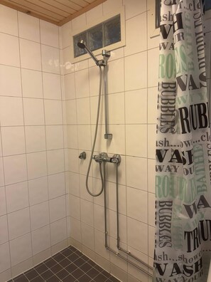 Gemeinsamer Schlafsaal, 3 Schlafzimmer, barrierefrei, Raucher | Badezimmer