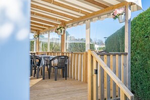 Outdoor dining - Mobile Home 'Bora-Bora' 289 with Shared Pool, Private Terrace and Garden (Les mathes)
