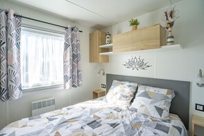 3 bedrooms, WiFi - Mobile Home 'Bora-Bora' 289 with Shared Pool, Private Terrace and Garden (Les mathes)