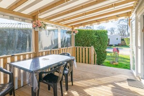 Outdoor dining - Mobile Home 'Bora-Bora' 289 with Shared Pool, Private Terrace and Garden (Les mathes)