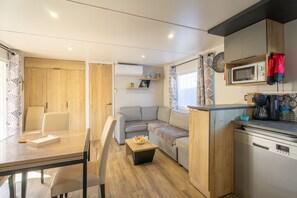 Unclassified image, 3 of 20, button