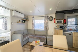 Unclassified image, 4 of 20, button