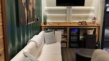 Televisión, chimenea y libros