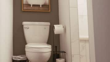 Een haardroger, handdoeken