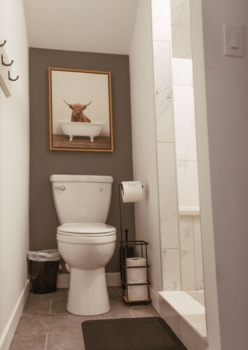 The Barn ~Cozy escape & walking distance to town!