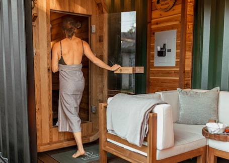 Spa. The Barn ~Sauna, Cold plunge, Outdoor lounge!