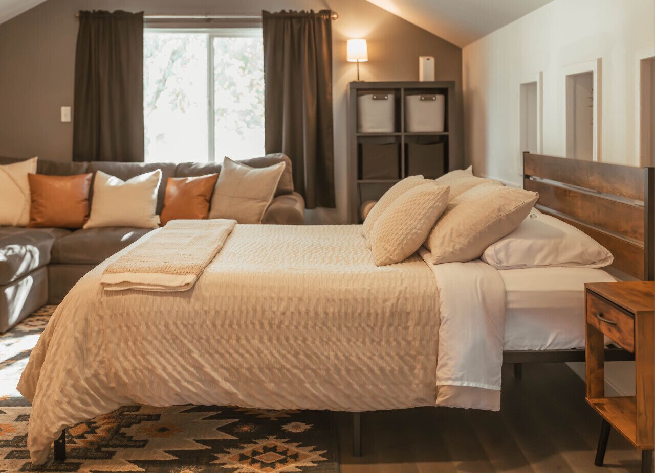 Desk, WiFi, bed sheets