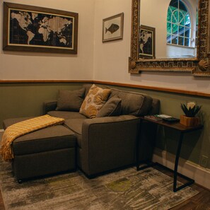 Una televisión, una mesa de tenis de mesa