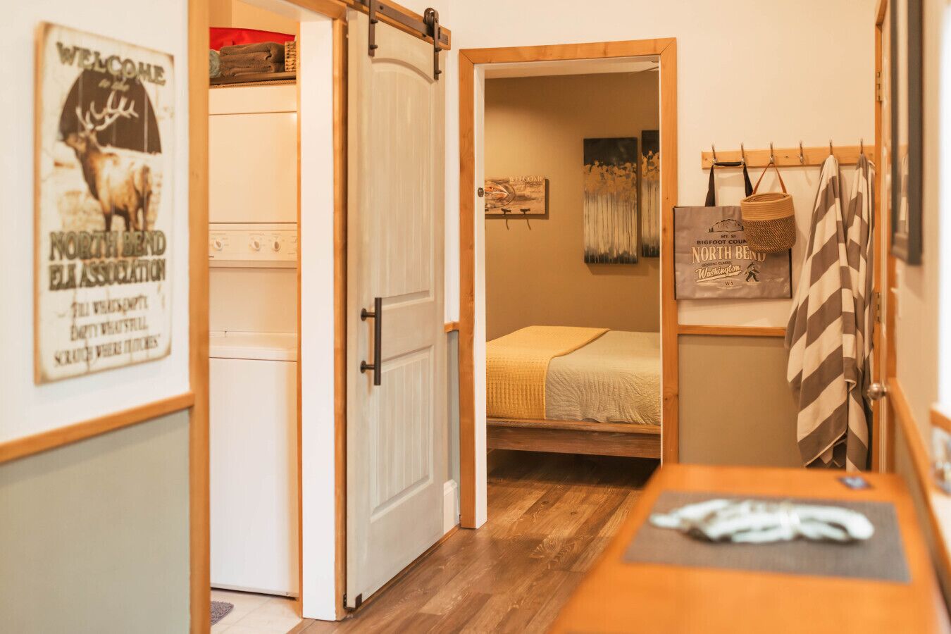 1 chambre, bureau, fer et planche à repasser, lit de bébé portatif