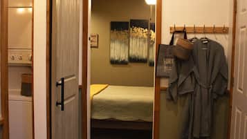 1 soverom, skrivebord, strykejern/-brett og reiseseng for barn