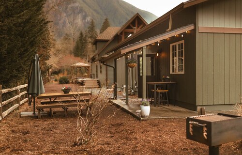 Mt Si Bungalow~Hot tub & View Mt Si!