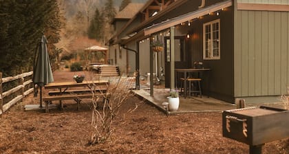 Mt Si Bungalow~Hot tub & View Mt Si!
