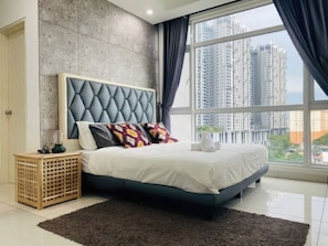 Superior-Apartment, 3 Schlafzimmer, Balkon, Stadtblick | Schreibtisch, Bügeleisen/Bügelbrett, kostenloses WLAN