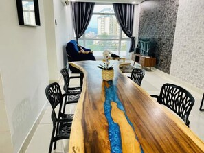 Superior-Apartment, 3 Schlafzimmer, Balkon, Stadtblick | Essbereich im Zimmer