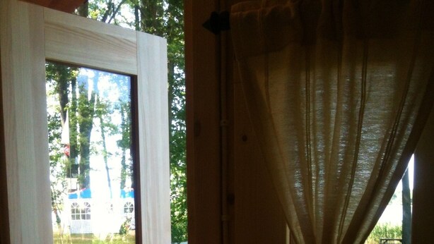 A wooden door with a window and a curtain. - TinyHouse "Cupid" by the lake, Mecklenburg Lake District (Fürstenberg/Havel)