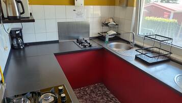 KĂŒhlschrank, Mikrowelle, Herdplatte, Wasserkocher mit Kaffee-/Teezubehör