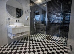 Hair dryer, towels, soap, toilet paper - HOLM Boutique & SPA - Executive Suite, Spa Bath (San Ġiljan)