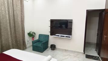 9 bedrooms, iron/ironing board, WiFi, bed sheets