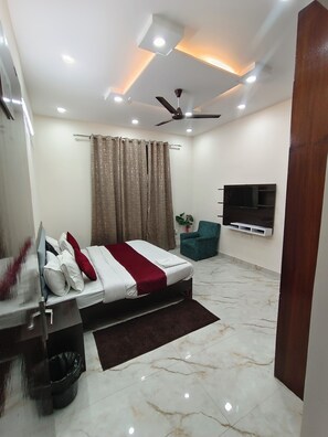 Iron/ironing board, WiFi, bed sheets