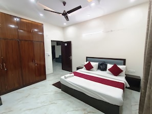 9 bedrooms, iron/ironing board, WiFi, bed sheets