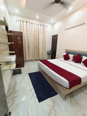 9 bedrooms, iron/ironing board, WiFi, bed sheets - Hotel is very near to Metro station, Mall, Hospital and daily useful market. (Noida)