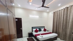 9 habitaciones, tabla de planchar con plancha, wifi y ropa de cama 