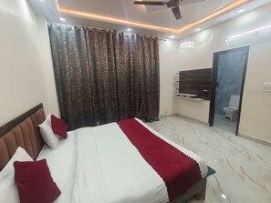 9 bedrooms, iron/ironing board, WiFi, bed sheets