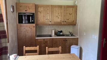 Kylskåp, mikrovågsugn, ugn och spishäll