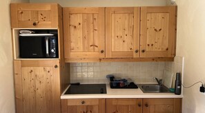 Réfrigérateur, four à micro-ondes, un four, surface de cuisson
