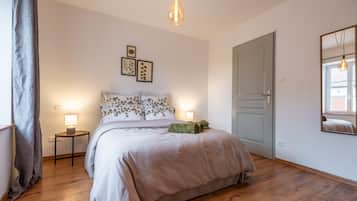 3 bedrooms, iron/ironing board, WiFi, bed sheets