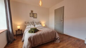 Iron/ironing board, WiFi, bed sheets