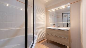 Dusj, hårføner og håndklær