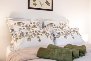 3 habitaciones, tabla de planchar con plancha, wifi y ropa de cama 