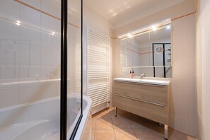 Douche, sèche-cheveux, serviettes fournies