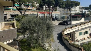 Un bâtiment doté d’une façade en pierre et d’un balcon orné d’une rambarde en métal.