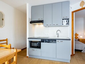 Kylskåp, mikrovågsugn och diskmaskin