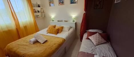 1 slaapkamer, een strijkplank/strijkijzer, gratis wifi, beddengoed