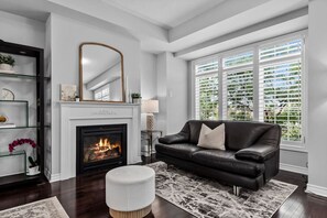 Living area - 4 Bed Family Home-Wonderland/Vaughan Mills/York U (Vaughan)