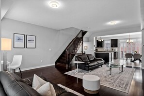 Living area - 4 Bed Family Home-Wonderland/Vaughan Mills/York U (Vaughan)